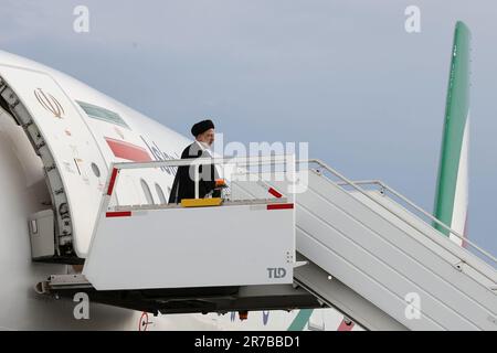 Managua, Managua, Nicaragua. 13. Juni 2023. Der iranische Präsident EBRAHIM RAISI verlässt das Flugzeug am Augusto C. Sandino International Airport. (Kreditbild: © iranische Präsidentschaft via ZUMA Press Wire) NUR REDAKTIONELLE VERWENDUNG! Nicht für den kommerziellen GEBRAUCH! Stockfoto