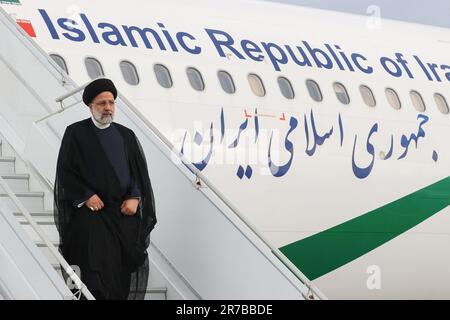 Managua, Managua, Nicaragua. 13. Juni 2023. Der iranische Präsident EBRAHIM RAISI verlässt das Flugzeug am Augusto C. Sandino International Airport. (Kreditbild: © iranische Präsidentschaft via ZUMA Press Wire) NUR REDAKTIONELLE VERWENDUNG! Nicht für den kommerziellen GEBRAUCH! Stockfoto