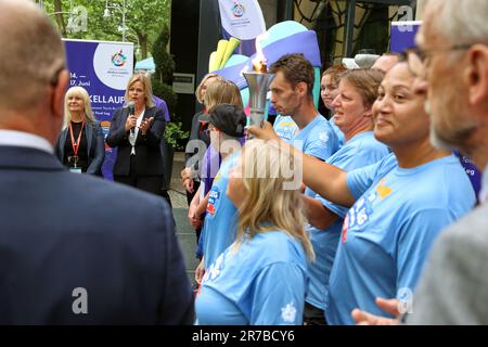 Berlin, Deutschland. 14. Juni 2023. Nancy Faeser (SPD, zurück, 2. von links), Bundesministerin des Innern, begrüßt die Fackelläufer und Teilnehmer der Weltspiele zu Beginn der Konferenz der Innenminister (IMK) zusammen mit Iris Spranger (SPD, Back l), Senator des Innern Berlins. Berlin wird 2023 den Vorsitz der IMK führen. Die World Games sind Wettkämpfe im Behindertensport, die ab Juni 17-25 in Berlin unter dem Namen Special Olympics stattfinden. Kredit: Jörg Carstensen/dpa/Alamy Live News Stockfoto