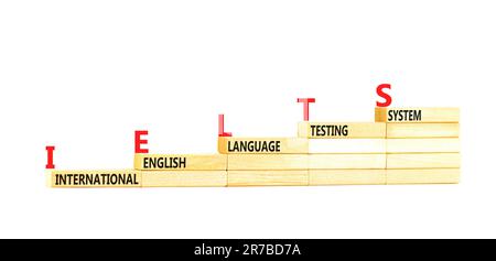 IELTS-Symbol. Konzeptbegriffe IELTS internationales englischsprachiges Prüfsystem auf Holzblock. Wunderschöner weißer Hintergrund. Business IELTS internatio Stockfoto