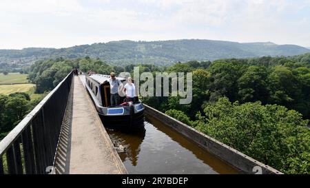 Narrowboat überqueren den Fluss Dee über das Pontcysyllte-Aquädukt gebaut von Thomas Telford bei Froncysyllte in der Nähe von Wrexham Stockfoto