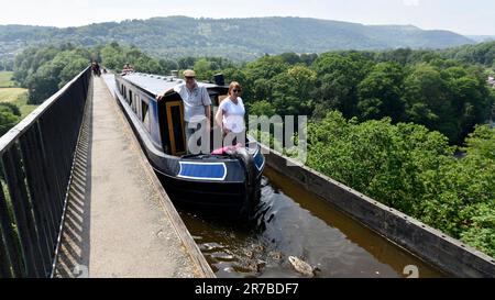 Narrowboat überqueren den Fluss Dee über das Pontcysyllte-Aquädukt gebaut von Thomas Telford bei Froncysyllte in der Nähe von Wrexham Stockfoto