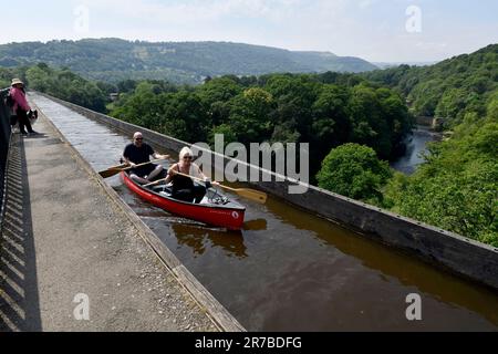 Narrowboat überqueren den Fluss Dee über das Pontcysyllte-Aquädukt gebaut von Thomas Telford bei Froncysyllte in der Nähe von Wrexham Stockfoto