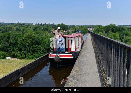 Narrowboat überqueren den Fluss Dee über das Pontcysyllte-Aquädukt gebaut von Thomas Telford bei Froncysyllte in der Nähe von Wrexham Stockfoto