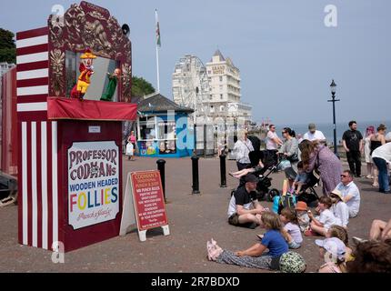 Kinder sehen Professor Codmans traditionelle Punch- und Judy-Show auf der Llandudno Promenade. Wales, Großbritannien, GB Urlaubsunterhaltung Stockfoto