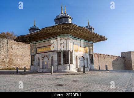 ISTANBUL, TÜRKEI - DEZEMBER 5: Ahmed III. Brunnen Der Brunnen wurde 1728 erbaut. Sie stehen zwischen Hagia Sophia und dem Eingang zum Topkapi-Palast, Istan Stockfoto