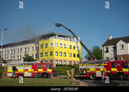 Edinburgh, Schottland, Großbritannien. 14. Juni 2023 Feuerwehrleute gehen einem Feuer in einem Wohnblock neben der East Craigs Primary School im East Craigs District von Edinburgh entgegen. die Schule wurde evakuiert und die Anwohner in der Nähe rieten, die Fenster zu schließen. Iain Masterton/Alamy Live News Stockfoto