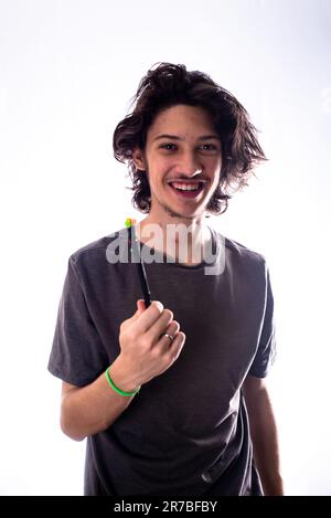 Ein fröhlicher junger Mann mit kurzen Haaren und einem breiten Lächeln Stockfoto