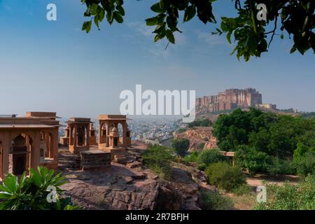 Blick auf die Festung Mehrangarh von Jaswant Thada, einem Kenotaph, diente als Verbrennungsgrund für die königliche Familie von Marwar. Jetzt für Touristen erhalten. Stockfoto