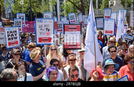 London, Großbritannien. 14. Juni 2023 Die Mitglieder der britischen Drehbuchautoren und der britischen Schriftstellergilde (WGGB) veranstalten eine Kundgebung am Leicester Square, bei der sie sich mit eindrucksvollen Drehbuchautoren in den USA solidarisch zeigen. Stockfoto