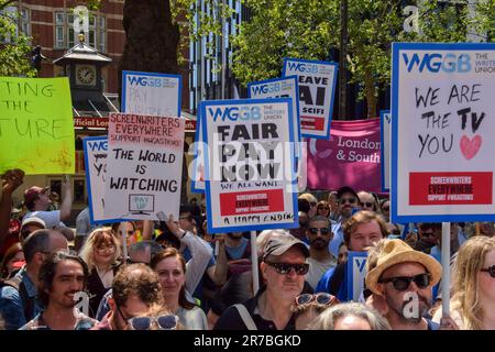 London, Großbritannien. 14. Juni 2023 Die Mitglieder der britischen Drehbuchautoren und der britischen Schriftstellergilde (WGGB) veranstalten eine Kundgebung am Leicester Square, bei der sie sich mit eindrucksvollen Drehbuchautoren in den USA solidarisch zeigen. Stockfoto