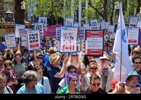 London, Großbritannien. 14. Juni 2023 Die Mitglieder der britischen Drehbuchautoren und der britischen Schriftstellergilde (WGGB) veranstalten eine Kundgebung am Leicester Square, bei der sie sich mit eindrucksvollen Drehbuchautoren in den USA solidarisch zeigen. Stockfoto