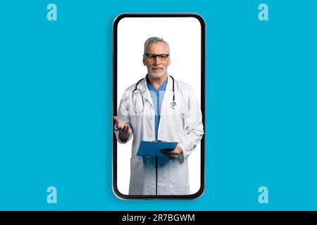 Fröhlicher älterer Arzt, der auf dem Smartphone-Bildschirm auf Blau spricht Stockfoto