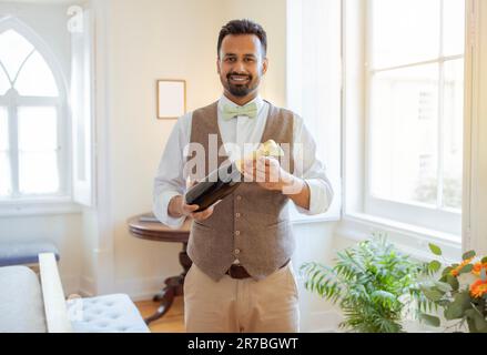 Indischer Kellner Mit Einer Flasche Wein Im Hotel Stockfoto