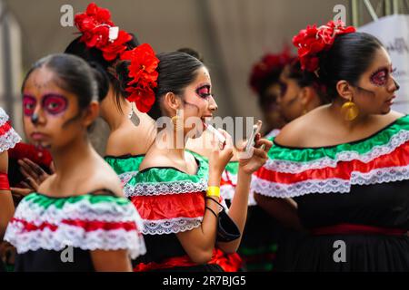 Traditionelle mexikanische Tänzer in Skelettkostümen bereiten sich auf den Beginn der Großen Parade der Toten vor, um den Urlaub von Dia de los Muertos auf dem Paseo de la Reforma am 29. Oktober 2022 in Mexiko-Stadt, Mexiko, zu feiern. Stockfoto