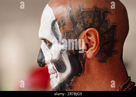 Ein kahlköpfiger Mann mit Skelett-Gesichtsfarbe marschiert bei der Grand Parade zum Todestag auf dem Paseo de la Reforma, 29. Oktober 2022 in Mexiko-Stadt, Mexiko. Stockfoto