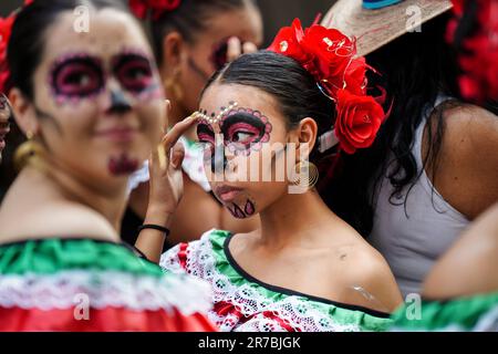 Mexikanische Darstellerinnen, gekleidet in einem Skelett, bereiten sich vor dem Beginn der Großen Parade der Toten vor, um den Urlaub von Dia de los Muertos auf dem Paseo de la Reforma am 29. Oktober 2022 in Mexiko-Stadt, Mexiko, zu feiern. Stockfoto