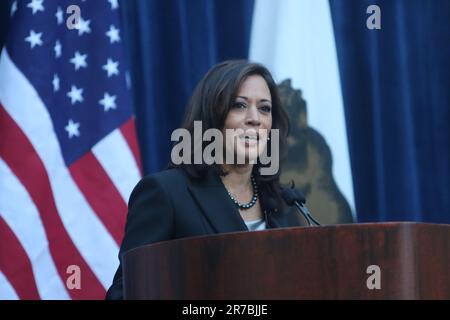 Ein Porträt der Vizepräsidentin der USA, Kamala Harris, während ihrer Rede Stockfoto