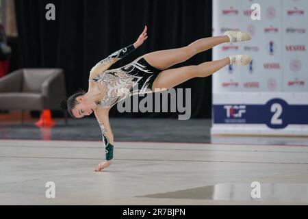 ISTANBUL, TURKIYE - 01. APRIL 2023: Undefinierter Sportler tritt während der türkischen Aerobic Gymnastics Championships auf Stockfoto