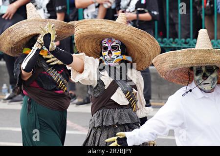 Darsteller in mexikanischen Sombreros und Skelettkostümen treten in der Großen Parade der Toten auf, um den Urlaub der Dia de los Muertos auf dem Paseo de la Reforma am 29. Oktober 2022 in Mexiko-Stadt, Mexiko, zu feiern. Stockfoto