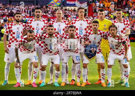 ROTTERDAM, NIEDERLANDE - JUNI 14: Spieler Kroatiens posieren für ein Teamfoto, hintere Reihe von links nach rechts: Luka Ivanusec von Kroatien, Josip Sutalo von Kroatien, Domagoj Vida von Kroatien, Mario Pasalic von Kroatien, Dominik Livakovic von Kroatien, Ivan Perisic von Kroatien, vordere Reihe von links nach rechts: Marcelo Brozovic (Kroatien), Mateo Kovacic (Kroatien), Josip Juranovic (Kroatien), Andrej Kramaric (Kroatien) und Luka Modric (Kroatien) vor dem Halbfinalspiel der UEFA Nations League 2022/23 zwischen den Niederlanden und Kroatien im De Kuip am 14. Juni 2023 in Rotterdam, Niederlande (Foto von Joris Verwijst Stockfoto
