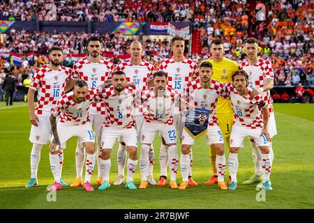 ROTTERDAM, NIEDERLANDE - JUNI 14: Spieler Kroatiens posieren für ein Teamfoto, hintere Reihe von links nach rechts: Luka Ivanusec von Kroatien, Josip Sutalo von Kroatien, Domagoj Vida von Kroatien, Mario Pasalic von Kroatien, Dominik Livakovic von Kroatien, Ivan Perisic von Kroatien, vordere Reihe von links nach rechts: Marcelo Brozovic (Kroatien), Mateo Kovacic (Kroatien), Josip Juranovic (Kroatien), Andrej Kramaric (Kroatien) und Luka Modric (Kroatien) vor dem Halbfinalspiel der UEFA Nations League 2022/23 zwischen den Niederlanden und Kroatien im De Kuip am 14. Juni 2023 in Rotterdam, Niederlande (Foto von Joris Verwijst Stockfoto