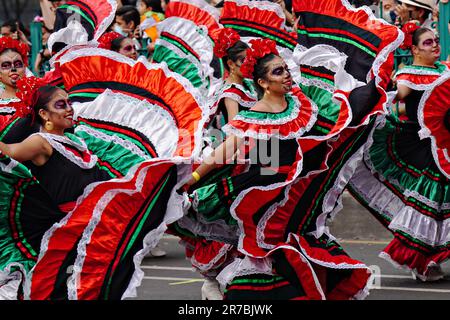 Traditionelle mexikanische Tänzer treten in Kostümen während der Großen Parade der Toten auf, um den Urlaub der Dia de los Muertos auf dem Paseo de la Reforma, 29. Oktober 2022 in Mexiko-Stadt, Mexiko, zu feiern. Stockfoto