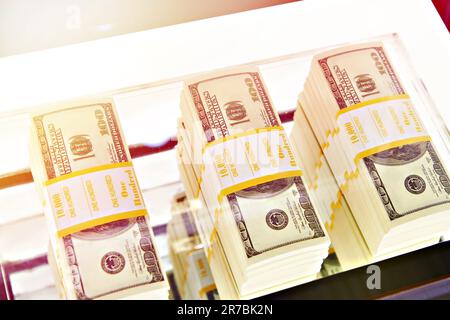 Stapeln von Banknotenbündeln auf 100 Dollar Stockfoto