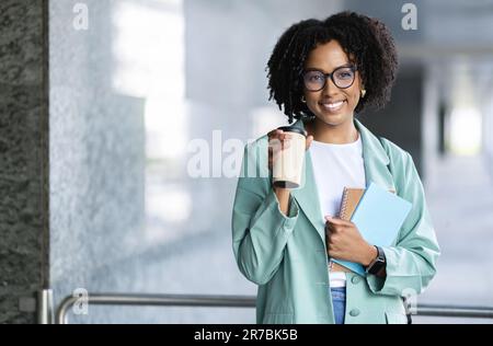 Außenporträt einer jungen, schönen schwarzen Mitarbeiterin Stockfoto