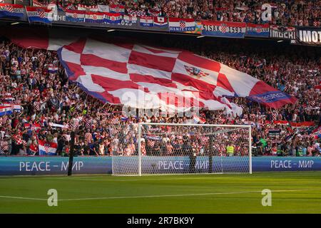 STADION FEYENOORD, NIEDERLANDE - JUNI 14: Kroatische Fans zeigen die Flagge während des Halbfinalspiels der UEFA Nations League 2023 zwischen den Niederlanden und Kroatien am 14. Juni 2023 in Rotterdam im Stadion Feyenoord, Niederlande (Foto von Andre Weening/Orange Pictures) Stockfoto