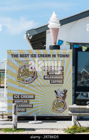 Pop-up-Kiosk, mobile Struktur, die als Erfrischungsautomat verwendet wird, um Eis, Waffeln und Milchshakes oder Kaffee unterwegs in Südafrika zu verkaufen Stockfoto