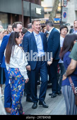 London, England, Großbritannien. 14. Juni 2023. Der Schatzkanzler JEREMY HUNT trifft bei der Gala von „Idiots Assemble: Spitting Image the Musical“ im Phoenix Theatre im Zentrum von London ein. (Kreditbild: © Tayfun Salci/ZUMA Press Wire) NUR REDAKTIONELLE VERWENDUNG! Nicht für den kommerziellen GEBRAUCH! Stockfoto