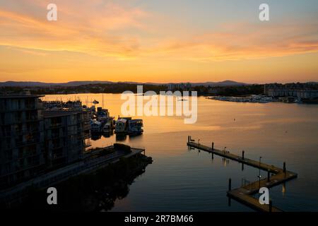 Victoria Harbour bei Sonnenuntergang in der Abenddämmerung BC. Warmer Sonnenuntergang über der Fischerwerft und dem Victoria Harbor. British Columbia, Kanada. Stockfoto