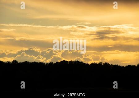 Gewitterwolken bei Sonnenuntergang über dem Dnieper River Stockfoto