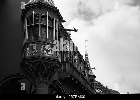 Dieses Schwarzweißfoto zeigt die Pracht eines alten Uhrenturms in einer historischen Stadt Stockfoto