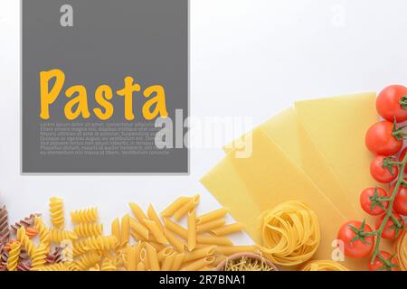 Verschiedene Arten roher Pasta und Tomaten auf weißem Hintergrund mit Platz für Text Stockfoto