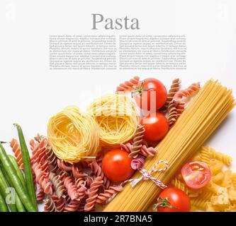 Verschiedene Arten roher Pasta und Tomaten auf weißem Hintergrund mit Platz für Text Stockfoto