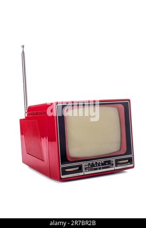 Ein alter alter tragbarer Fernseher auf weißem Hintergrund. Retro-Technologie-Konzept Stockfoto