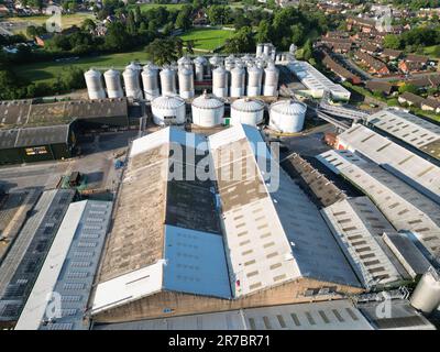 Luftaufnahme des HP Bulmer ( Bulmers )-Apfelweinwerks in Hereford Herefordshire, UK, im Besitz von Heineken Foto Juni 2023 Stockfoto