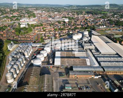 Luftaufnahme des HP Bulmer ( Bulmers )-Apfelweinwerks in Hereford Herefordshire, UK, im Besitz von Heineken Foto Juni 2023 Stockfoto