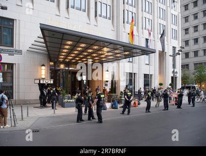 Berlin, Deutschland. 14. Juni 2023. Polizeibeamte stehen vor dem Haupteingang des 'Ritz Carlton' Hotels am Potsdamer Platz, wo Aktivisten den Eingang versperrten. Mitglieder der Klimagruppe Last Generation saßen vor dem Haupteingang des Ritz-Carlton Hotels und einige friedlich aufgestellte Banner. Kredit: Paul Zinken/dpa/Alamy Live News Stockfoto