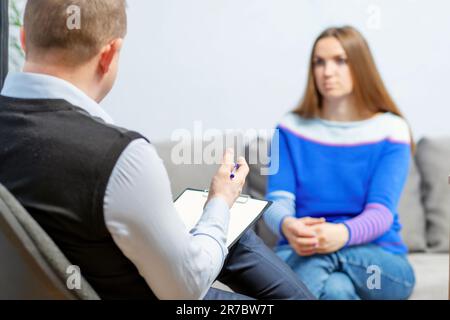Professionelle Hilfe. Der Psychologe spricht mit einem Klienten Stockfoto