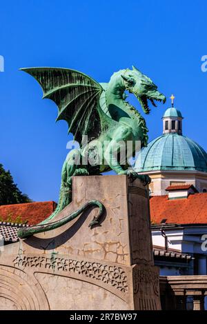 Nahaufnahme der grünen Drachenkupferstatue auf der märchenhaften Drachenbrücke in ljubljana slowenien Stockfoto