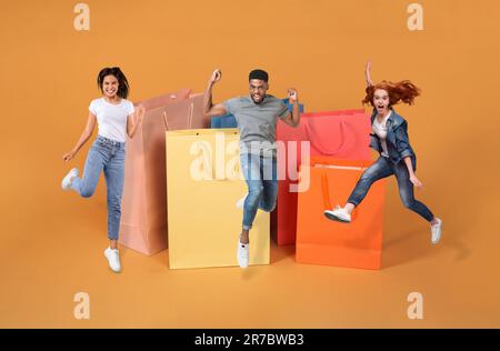 Begeisterte, multirassische junge Leute, die Black-friday-Verkäufe feiern, Collage Stockfoto