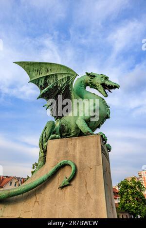 Nahaufnahme der grünen Drachenkupferstatue auf der märchenhaften Drachenbrücke in ljubljana slowenien Stockfoto