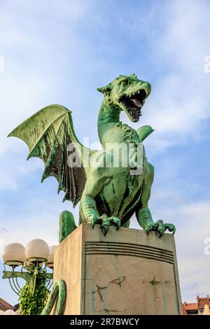 Nahaufnahme der grünen Drachenkupferstatue auf der märchenhaften Drachenbrücke in ljubljana slowenien Stockfoto