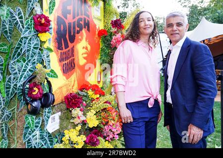 Nur REDAKTIONELLER GEBRAUCH Autorin Jacqueline Crooks und Bürgermeister von London Sadiq Khan nehmen an der Zeremonie der Gewinner des Frauenpreises für Fiktion 2023 Teil, die in den Bedford Square Gardens, London, stattfindet. Bilddatum: Mittwoch, 14. Juni 2023. Der Preis, der jetzt 28. Jahre alt ist, ist offen für originelle Fiktionswerke, die von Frauen auf der ganzen Welt in englischer Sprache geschrieben wurden. Der Gewinner erhält £30.000 und die „Bessie“, eine Bronzefigur in limitierter Auflage des Künstlers Grizel Niven. Die diesjährige Auswahlliste ist Jacqueline Crooks - Fire Rush; Louise Kennedy - Trespasses; Barbara Kingsolver - Demon Copperhead; Priscilla Mor Stockfoto