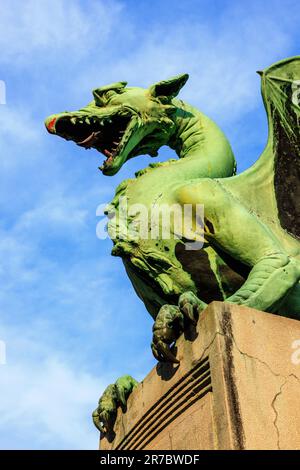 Nahaufnahme der grünen Drachenkupferstatue auf der märchenhaften Drachenbrücke in ljubljana slowenien Stockfoto