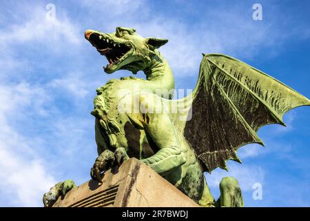 Nahaufnahme der grünen Drachenkupferstatue auf der märchenhaften Drachenbrücke in ljubljana slowenien Stockfoto