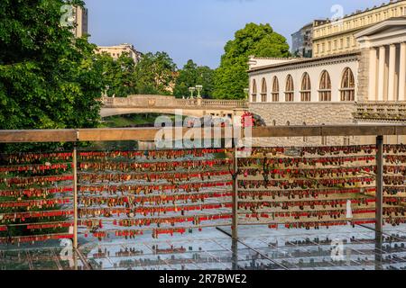 Hunderte von roten Liebesschlössern hängen an den Seiten der Metzgerbrücke in ljubljana, die zum zentralen Markt führt Stockfoto